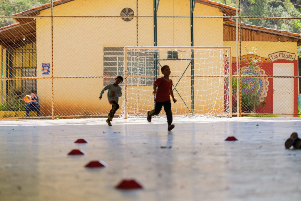 Como o esporte ajuda no desenvolvimento motor e emocional de crianças e adolescentes