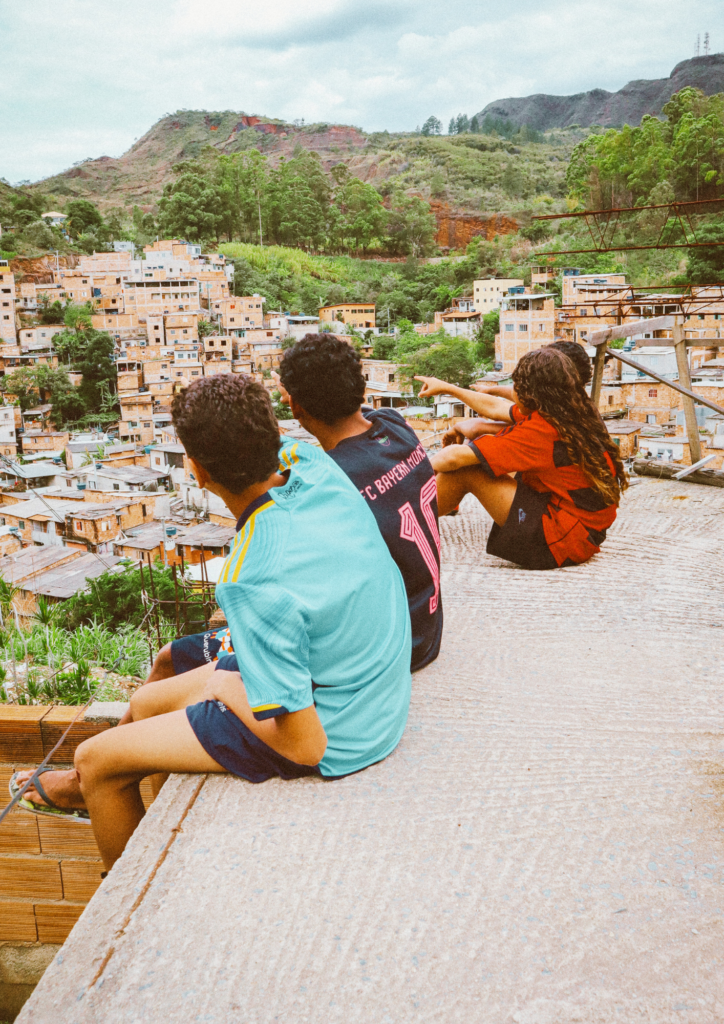 O papel das ONGs no apoio educacional de comunidades periféricas